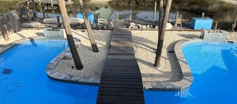 St. George Island Waterfront Apt, veneramppi ja telakka