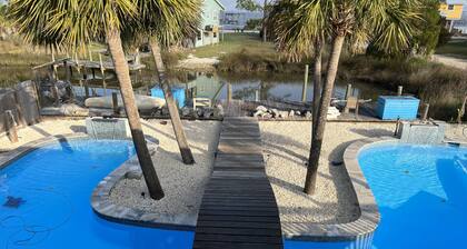 St. George Island Waterfront Apt, veneramppi ja telakka