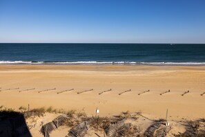 On the beach - Enjoy your magnificent ocean views from your huge balcony! (Nags Head)
