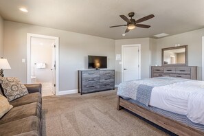 5 bedrooms, desk, iron/ironing board, free WiFi