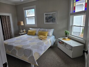 5 chambres, bureau, fer et planche à repasser, lit parapluie