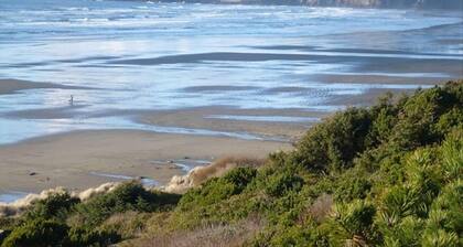 'American Classic' **BEACHFRONT** Historic Nye Beach - BEST LOCATION - 3BR Home
