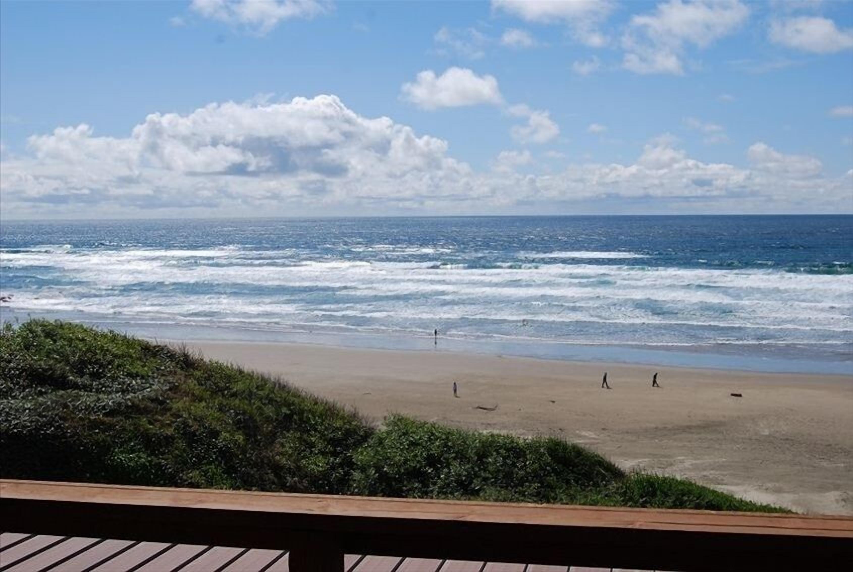 På stranden, solsenger og strandhåndklær