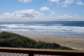 Accommodatie ligt op het strand, ligstoelen, strandlakens