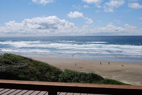 'American Classic' **BEACHFRONT** Historic Nye Beach - BEST LOCATION - 3BR Home