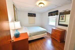 2 bedrooms, iron/ironing board, WiFi