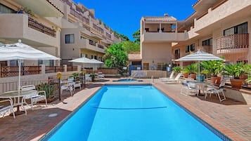 Piscina a l'aire lliure i piscina climatitzada