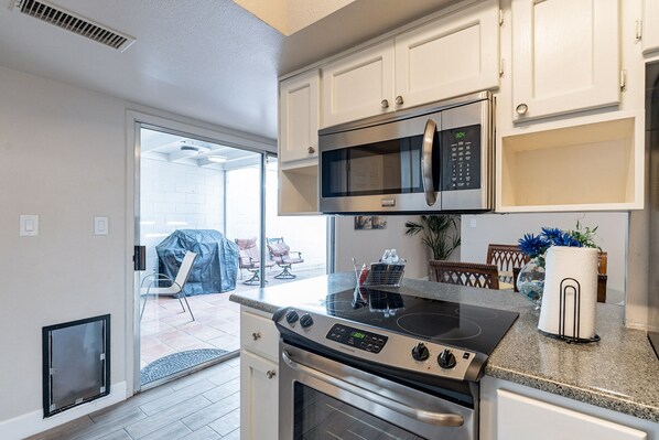 Refrigerador, microondas, horno y parrilla de estufa 