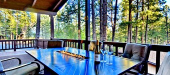 Shadow Rock Chalet with Spa, Spa Deck, Fenced Yard, Pool Table, Game Room & more