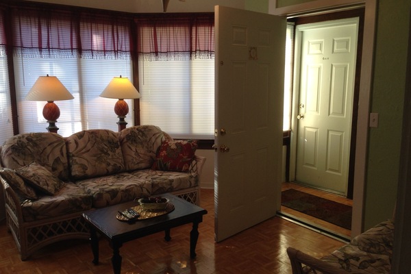 Televisión, reproductor de DVD, libros y videoteca