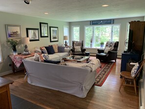 Älytelevisio, takka, DVD-soitin, pöytätennispöytä