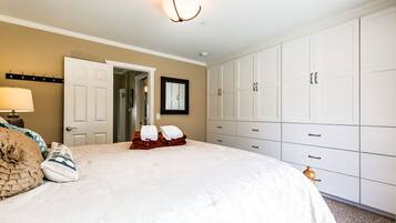 1 habitación, tabla de planchar con plancha y cuna de viaje