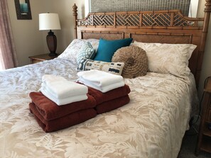 1 habitación, tabla de planchar con plancha y cuna de viaje