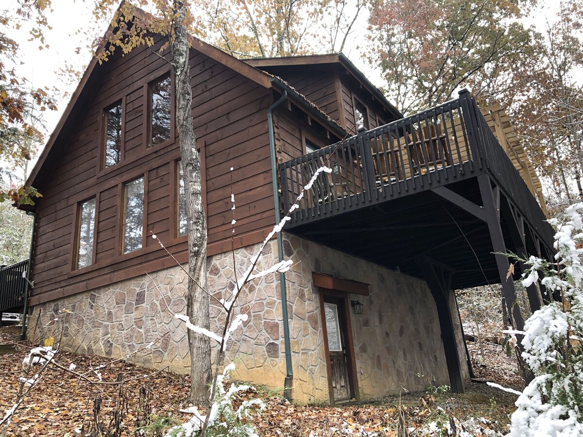 Secluded large family friendly cabin, easy access to Pigeon Forge and Gatlinburg