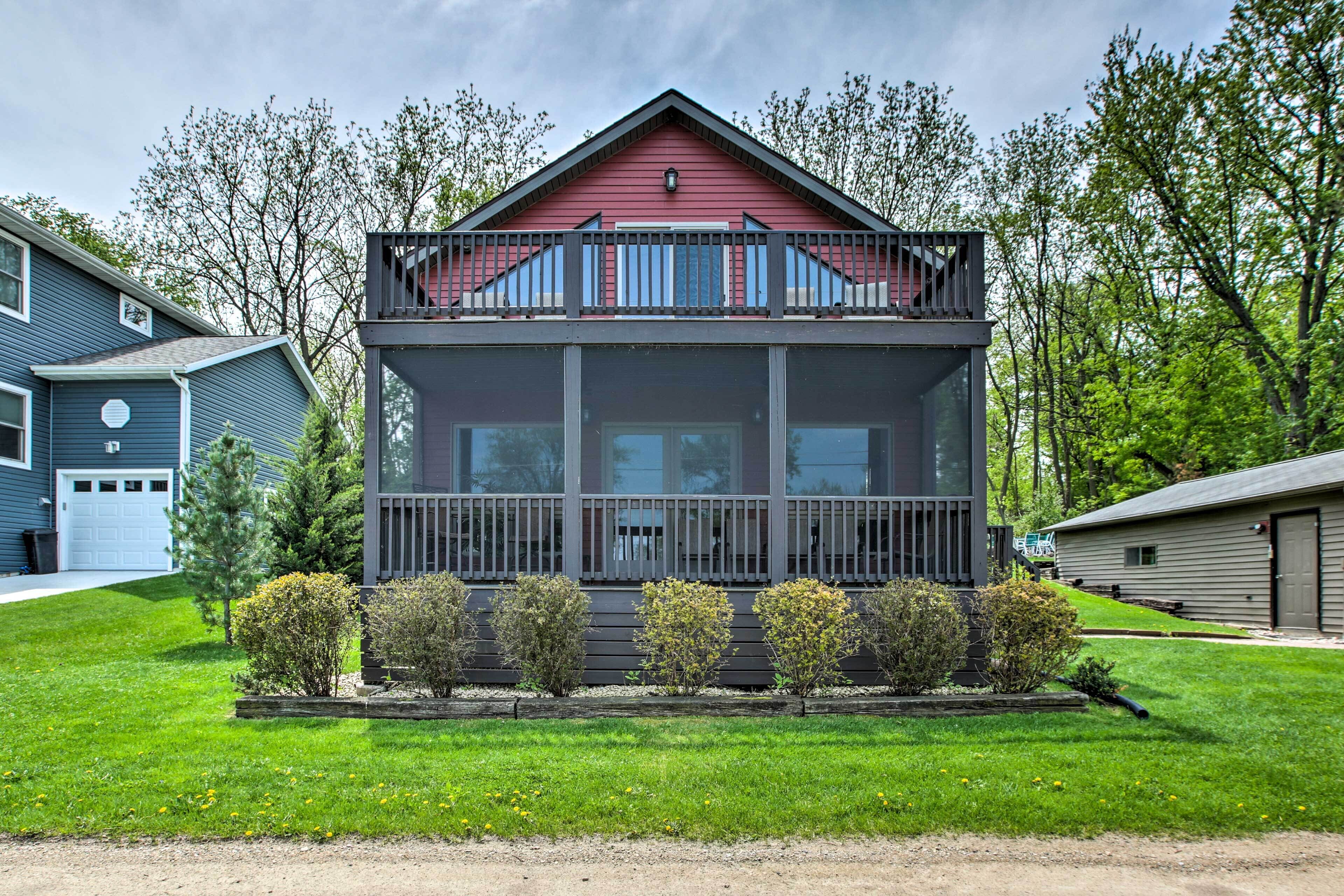 Waterfront Lake Koshkonong Home w/ Pier & Fire Pit