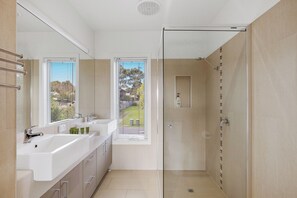 Douche, sèche-cheveux, serviettes fournies, savon