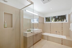 Dusche, Haartrockner, Handtücher, Seife