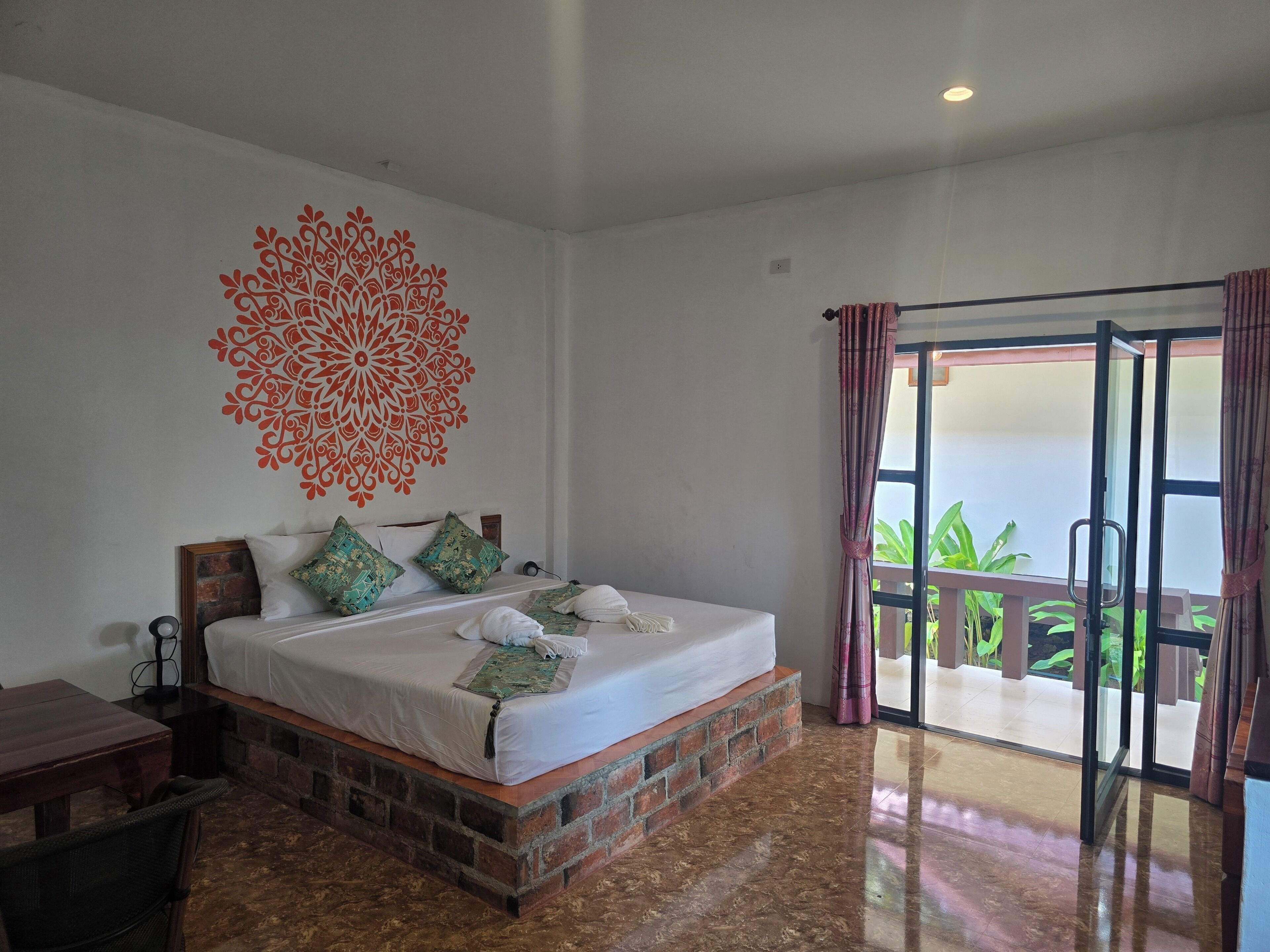 スタンダード ダブルルーム | セーフティボックス (室内)、客室ごとに異なるインテリア、WiFi (無料)、ベッドシーツ