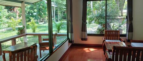 Villa Signature | Värdeförvaringsskåp på rummet, unika möbler och skrivbord