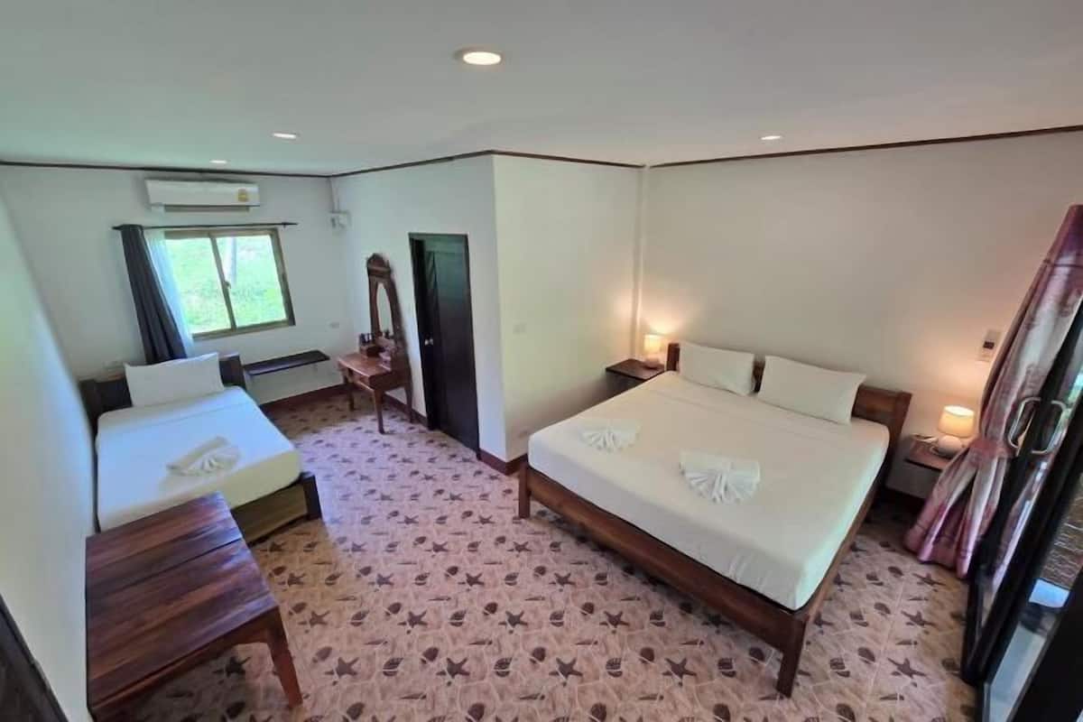 Zimmersafe, individuell eingerichtet, Schreibtisch