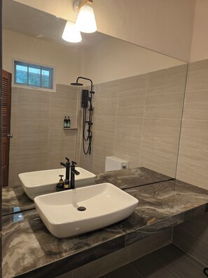 Villa Confort | Baño | Regadera, amenidades de baño gratuitas, secadora de cabello, bidet 