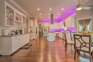 Réfrigérateur, micro-ondes, plaque de cuisson, lave-vaisselle