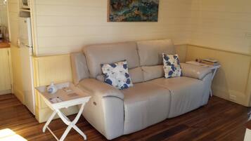 Fernseher, DVD-Player, BĂŒcher, Videothek