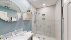 Ensemble baignoire-douche, séchoir à cheveux, serviettes fournies