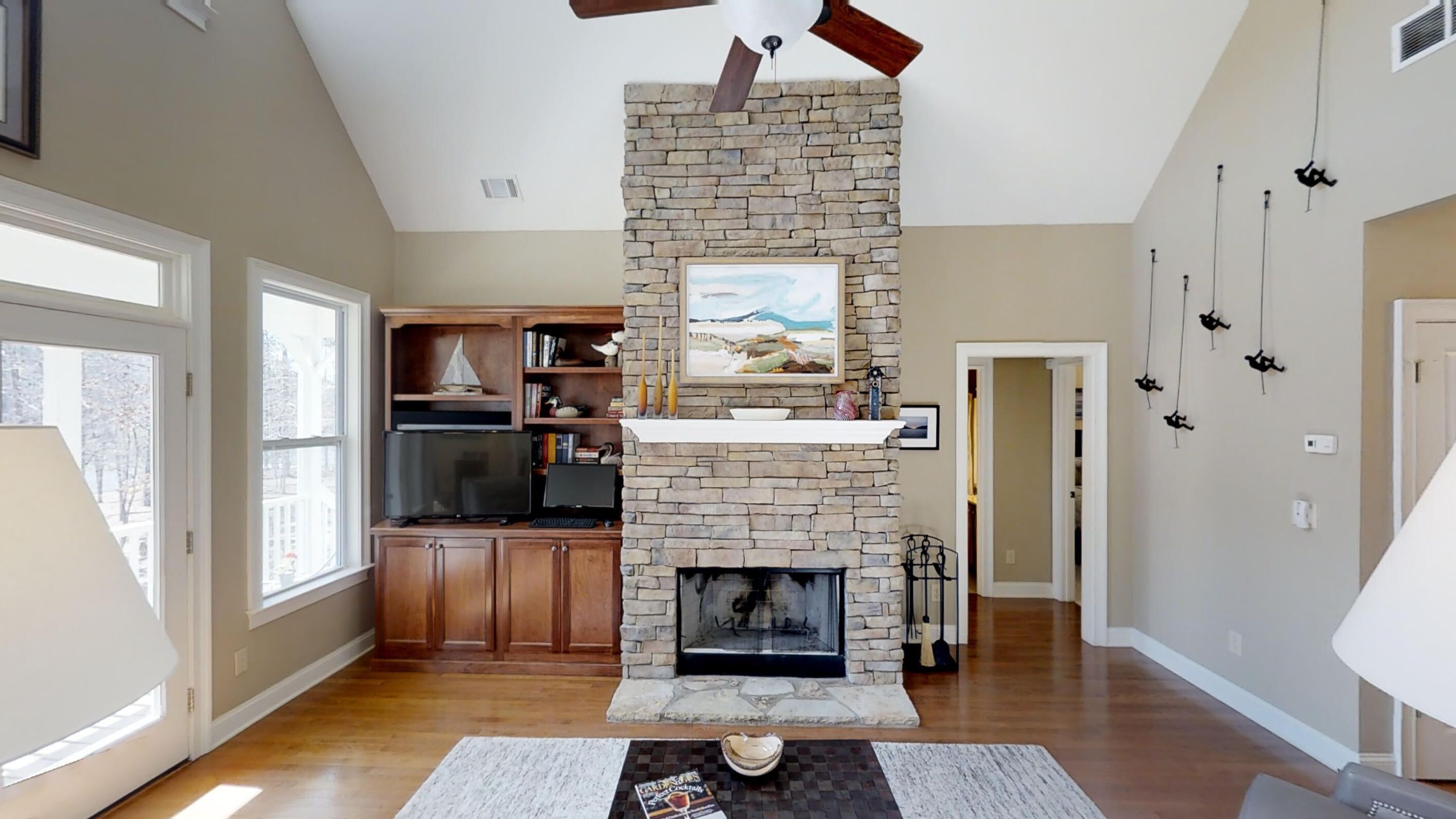 智能電視、壁爐、電子遊戲、DVD 播放機