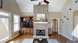 Smart TV, chimenea, videojuegos y reproductor de DVD