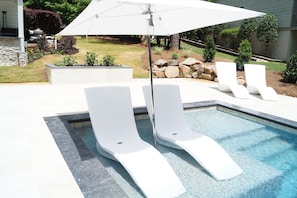 Una piscina al aire libre, una piscina climatizada