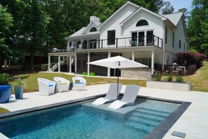 Alberca al aire libre y alberca climatizada