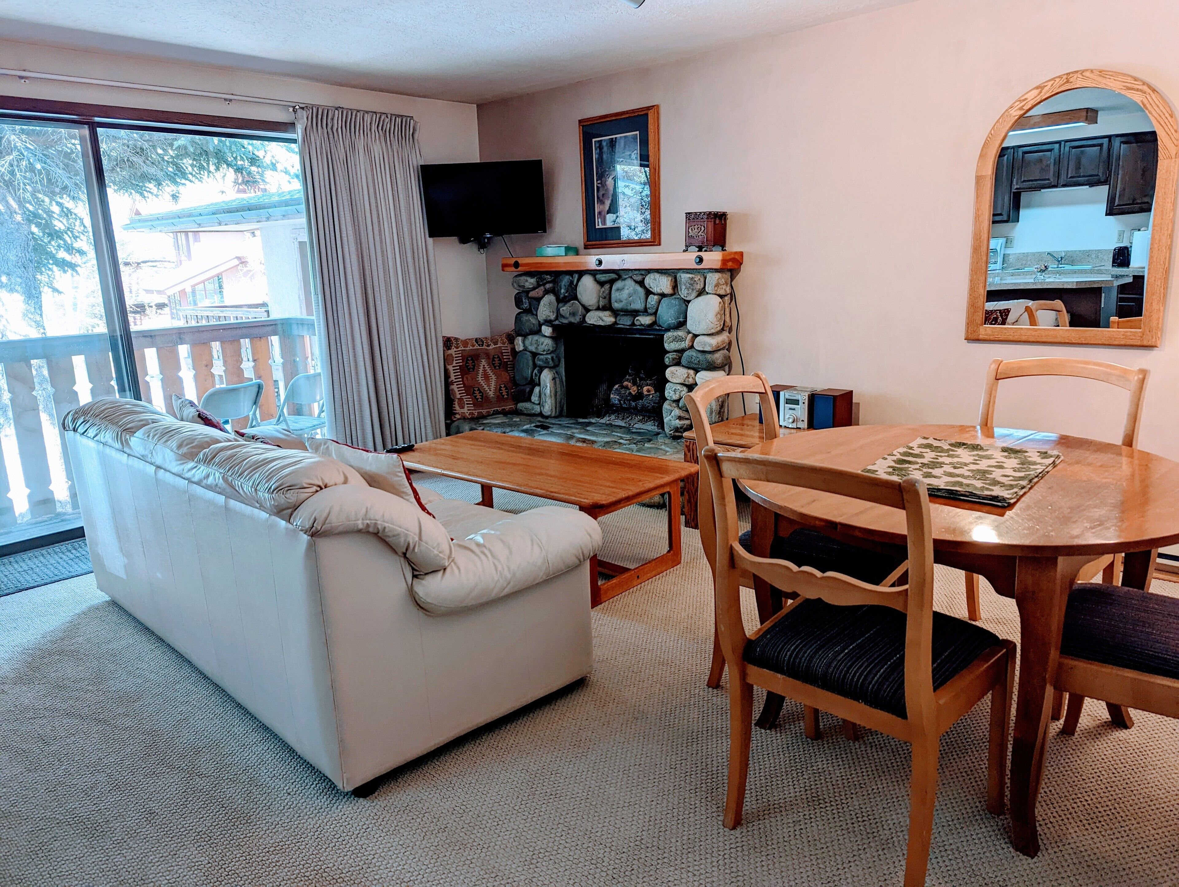 Great 1 (plus) bedroom condo. This is the best location in Ketchum!