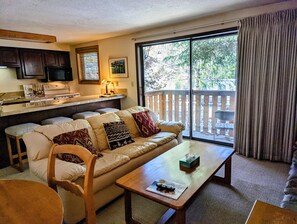 Una chimenea, un reproductor de DVD