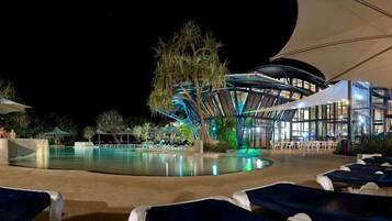 Outdoor pool, a heated pool
