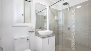 Suihku, ympäristöystävälliset hygieniatuotteet, hiustenkuivaaja