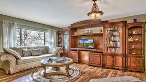 Smart TV, chimenea y libros 