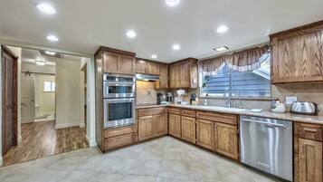 KĂŒhlschrank, Mikrowelle, Ofen, Herdplatte