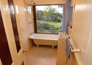 Combined shower/bathtub, eco-friendly toiletries, hair dryer, bathrobes - Hermitage Cottage Farm Kurrajong (Grose Vale)