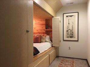 2 bedrooms, blackout curtains, iron/ironing board, free WiFi - Convenient Location : Charming & Stylish : Modern Amenities (Asheville)