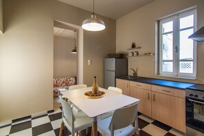 Réfrigérateur, four, cafetière/bouilloire, bouilloire électrique