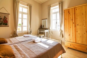 3 slaapkamers, een strijkplank/strijkijzer, gratis wifi, beddengoed