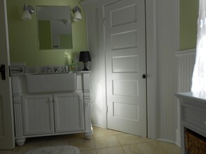 Ensemble douche/baignoire, sèche-cheveux, serviettes fournies