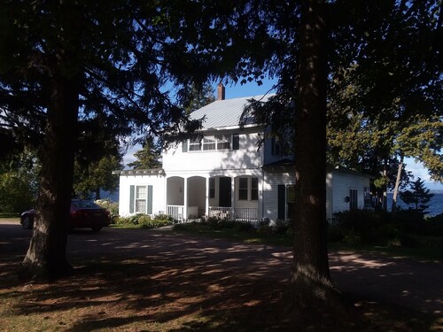 Beautifully Restored Farmhouse On Lake Champlain