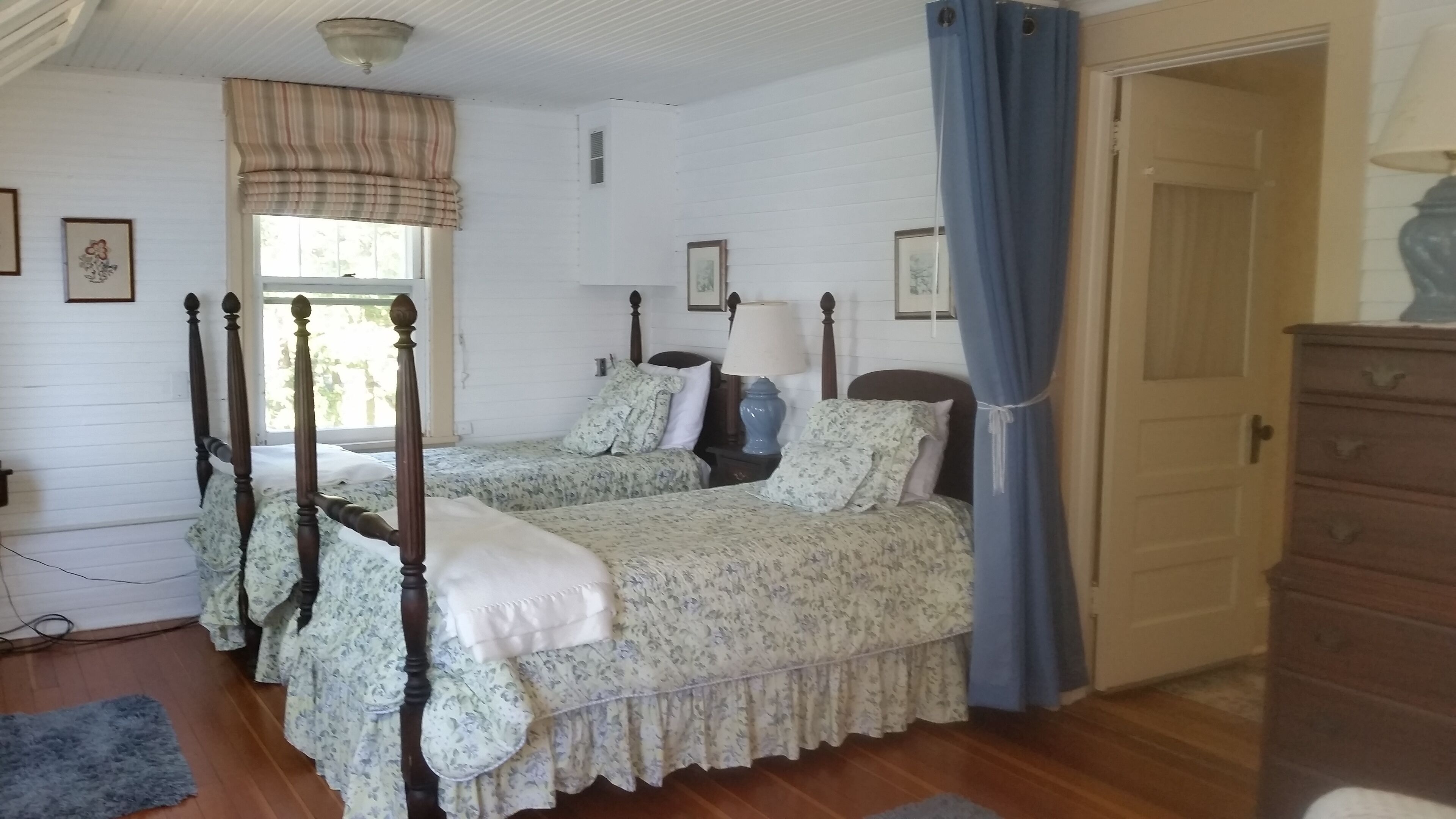 5 bedrooms, iron/ironing board, WiFi, bed sheets