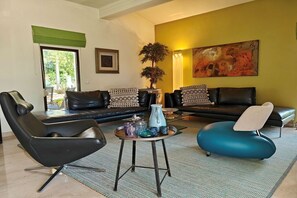 Televisión, chimenea, futbolito y tenis de mesa 