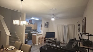 TV, DVD-spiller og bøker