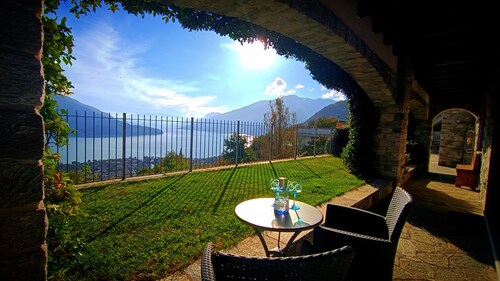 Villa for relaxing holidays with magnificent views of Lake Como