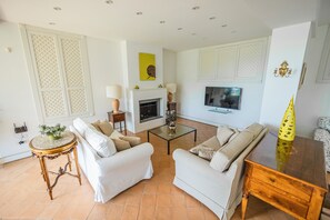 Fernseher, Kamin, Bücher