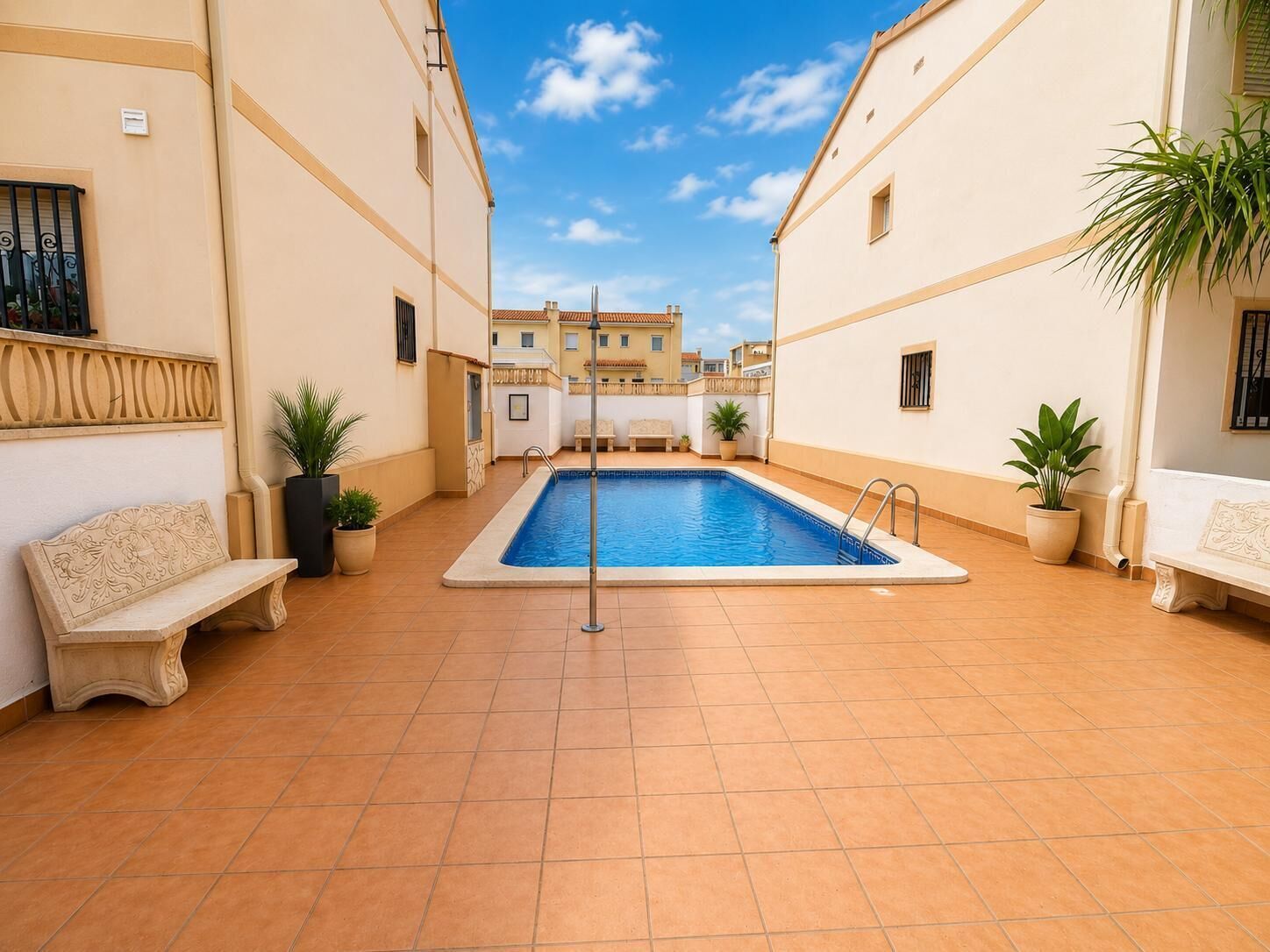 Una piscina al aire libre